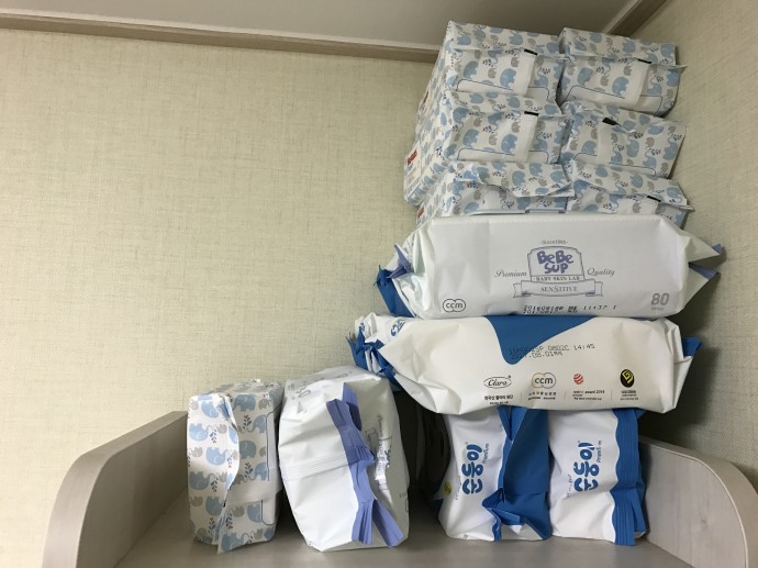 환경을 생각하면 사용량을 줄여야 하지만, 언제부턴가 아이를 키우며 물티슈는 미리미리 구비해 놓아야 하는 육아필수품이 됐다(여기도 하기스 물티슈가 7팩이나 남았는데…). 아이에게 맞는 물티슈 선정을 위해 다양한 제품을 써보는 편이다. - 염지현 제공